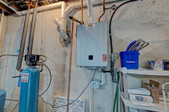 9619 Tree Top Court, Hamburg Township, MI 48169