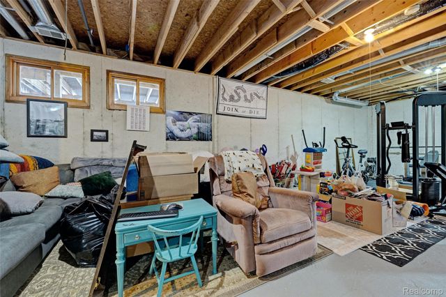 9619 Tree Top Court, Hamburg Township, MI 48169