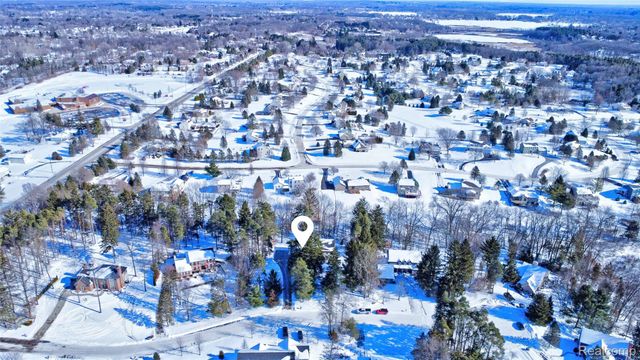 9619 Tree Top Court, Hamburg Township, MI 48169