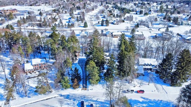 9619 Tree Top Court, Hamburg Township, MI 48169