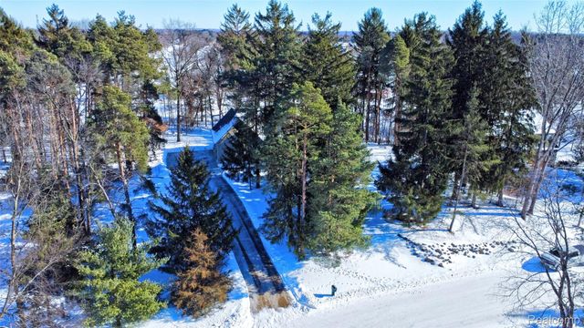 9619 Tree Top Court, Hamburg Township, MI 48169