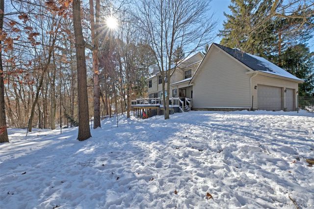 9619 Tree Top Court, Hamburg Township, MI 48169