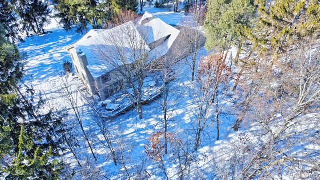 9619 Tree Top Court, Hamburg Township, MI 48169