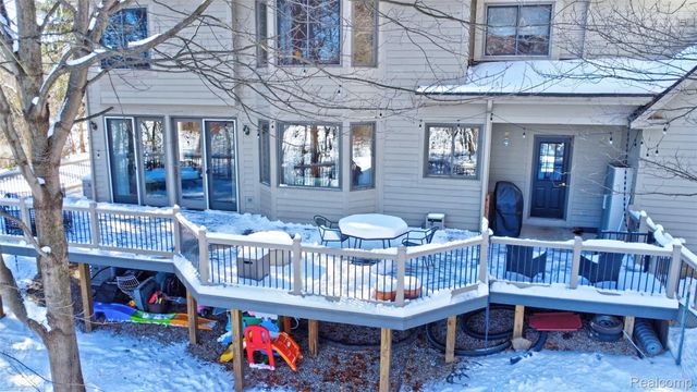 9619 Tree Top Court, Hamburg Township, MI 48169