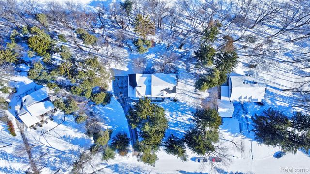 9619 Tree Top Court, Hamburg Township, MI 48169