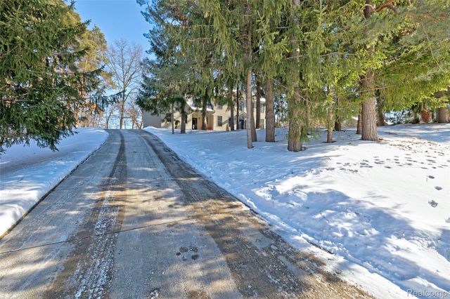 9619 Tree Top Court, Hamburg Township, MI 48169