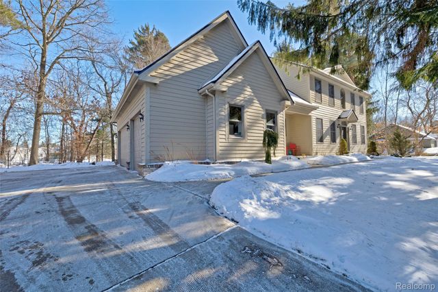 9619 Tree Top Court, Hamburg Township, MI 48169