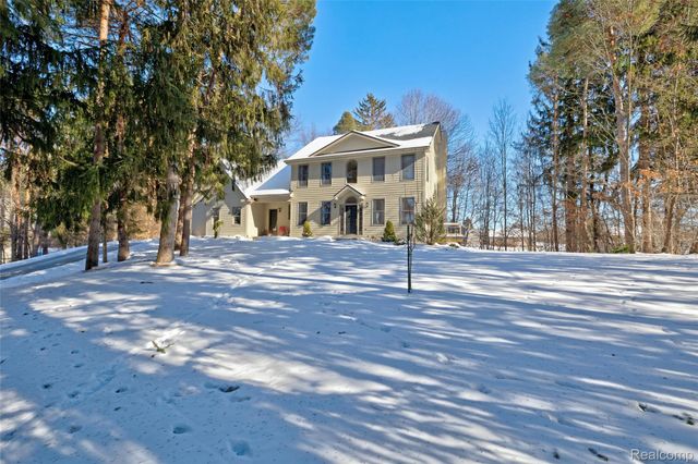 9619 Tree Top Court, Hamburg Township, MI 48169