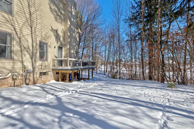 9619 Tree Top Court, Hamburg Township, MI 48169