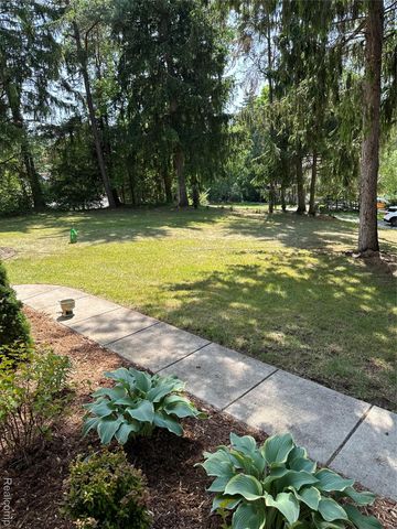 9619 Tree Top Court, Hamburg Township, MI 48169