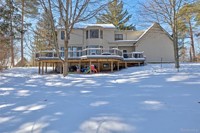 9619 Tree Top Court, Hamburg Township, MI 48169