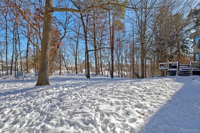 9619 Tree Top Court, Hamburg Township, MI 48169