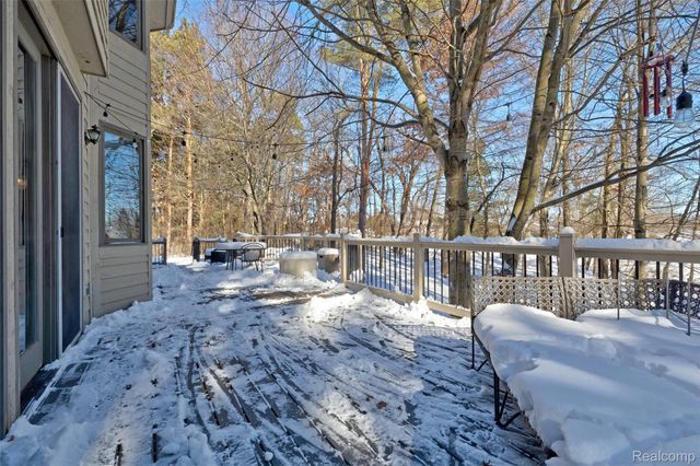 9619 Tree Top Court, Hamburg Township, MI 48169