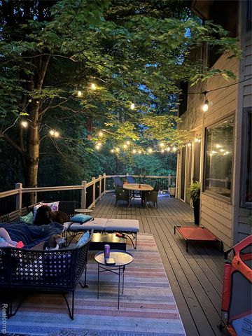 9619 Tree Top Court, Hamburg Township, MI 48169