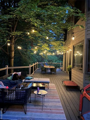 9619 Tree Top Court, Hamburg Township, MI 48169