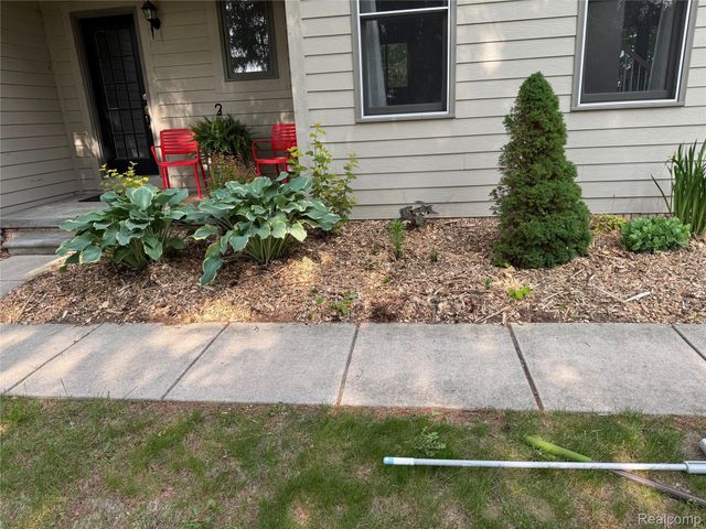 9619 Tree Top Court, Hamburg Township, MI 48169