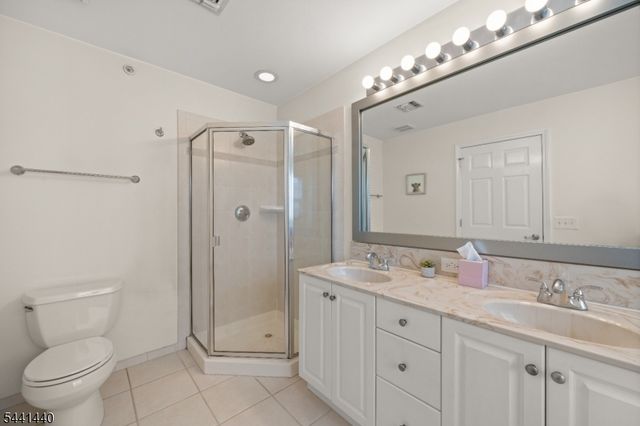 177 Winchester Ct, Clifton City, NJ 07013