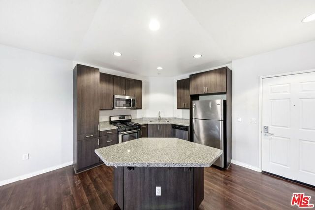 1408 W WASHINGTON Boulevard 202, Los Angeles, CA 90007