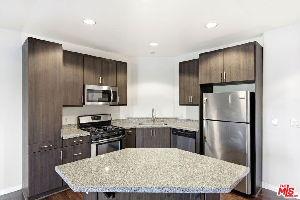 1408 W WASHINGTON Boulevard 202, Los Angeles, CA 90007