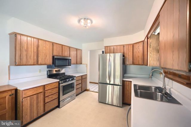 2429 TALL OAK LN, Glenville, PA 17329