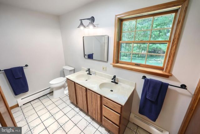 2429 TALL OAK LN, Glenville, PA 17329