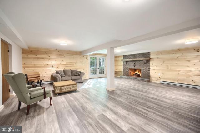 2429 TALL OAK LN, Glenville, PA 17329