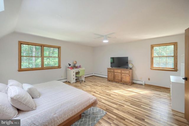 2429 TALL OAK LN, Glenville, PA 17329