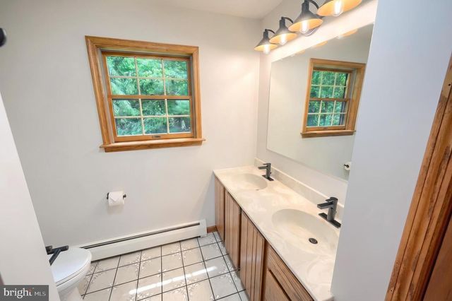 2429 TALL OAK LN, Glenville, PA 17329