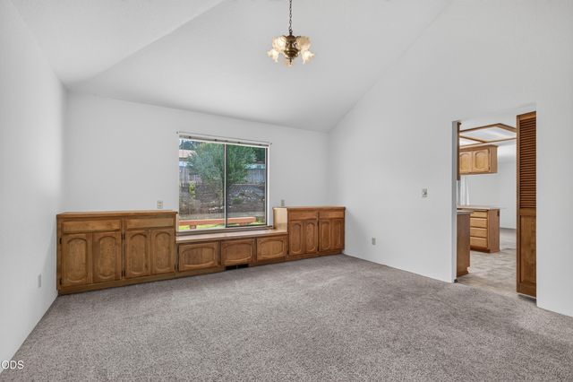 1408 NE Heritage Drive, Grants Pass, OR 97526