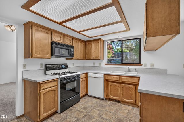 1408 NE Heritage Drive, Grants Pass, OR 97526
