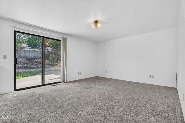 1408 NE Heritage Drive, Grants Pass, OR 97526