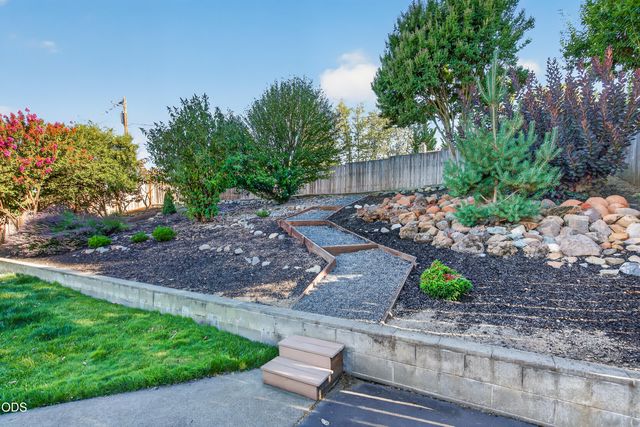 1408 NE Heritage Drive, Grants Pass, OR 97526
