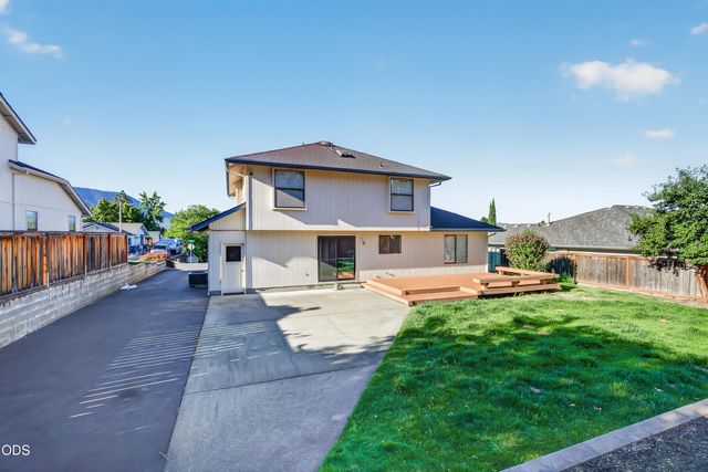 1408 NE Heritage Drive, Grants Pass, OR 97526