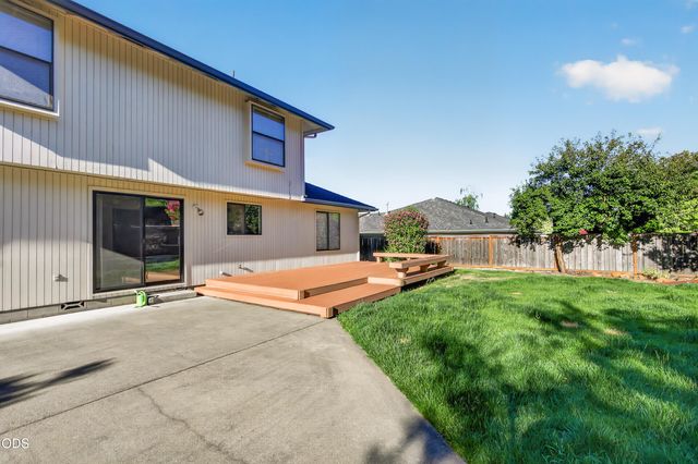 1408 NE Heritage Drive, Grants Pass, OR 97526