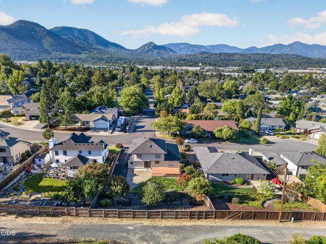1408 NE Heritage Drive, Grants Pass, OR 97526