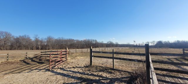 3499 E Snapshot Road E, Woodlawn, IL 62898