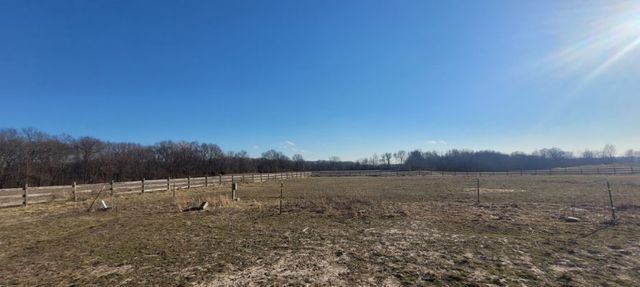 3499 E Snapshot Road E, Woodlawn, IL 62898