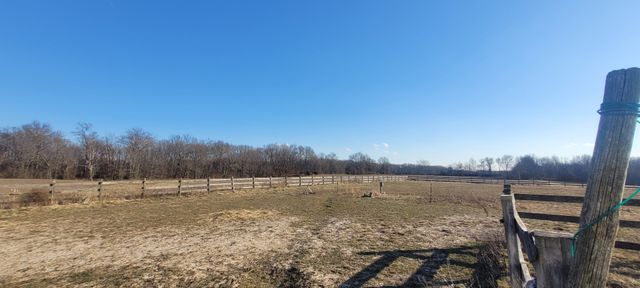 3499 E Snapshot Road E, Woodlawn, IL 62898