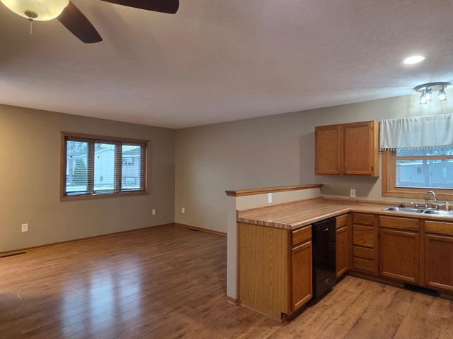 951 W Village Circle SE, Rochester, MN 55904