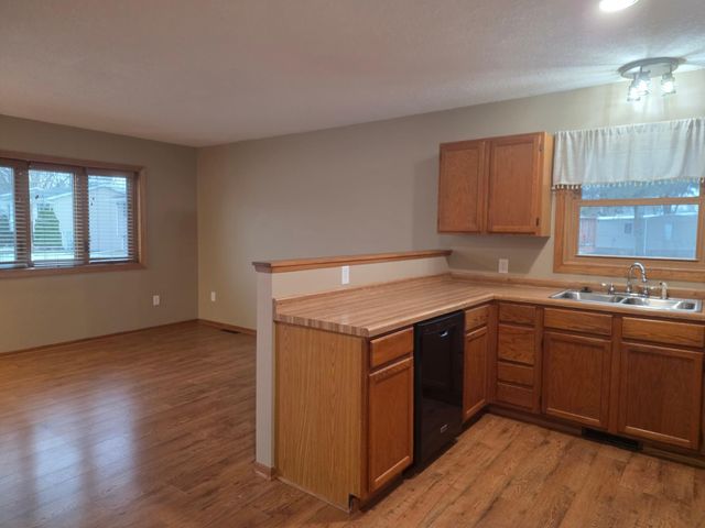 951 W Village Circle SE, Rochester, MN 55904