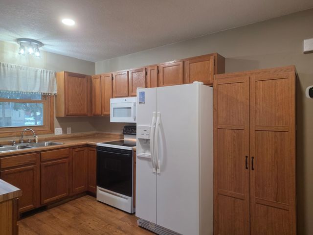 951 W Village Circle SE, Rochester, MN 55904