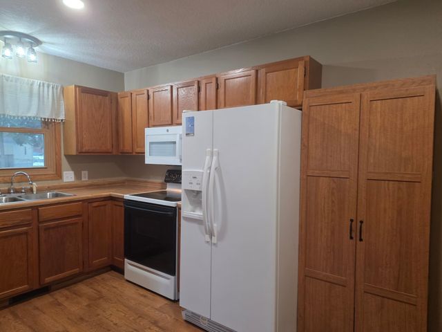 951 W Village Circle SE, Rochester, MN 55904