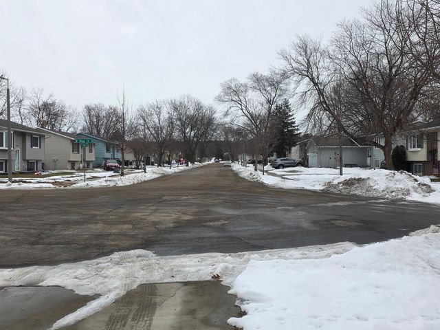 951 W Village Circle SE, Rochester, MN 55904