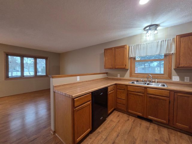 951 W Village Circle SE, Rochester, MN 55904