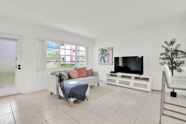 175 Fanshaw E, Boca Raton, FL 33434