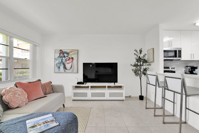 175 Fanshaw E, Boca Raton, FL 33434