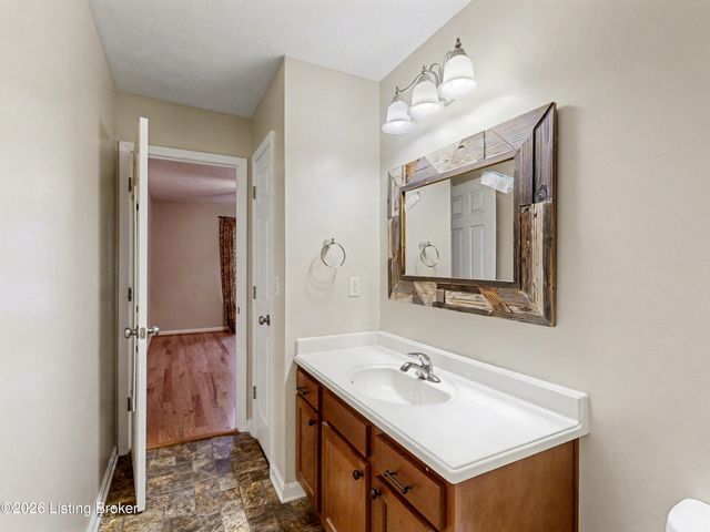 6215 Bay Pine Dr, Louisville, KY 40219