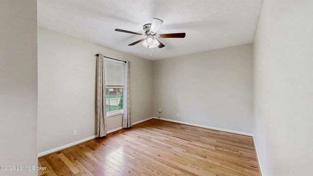 6215 Bay Pine Dr, Louisville, KY 40219