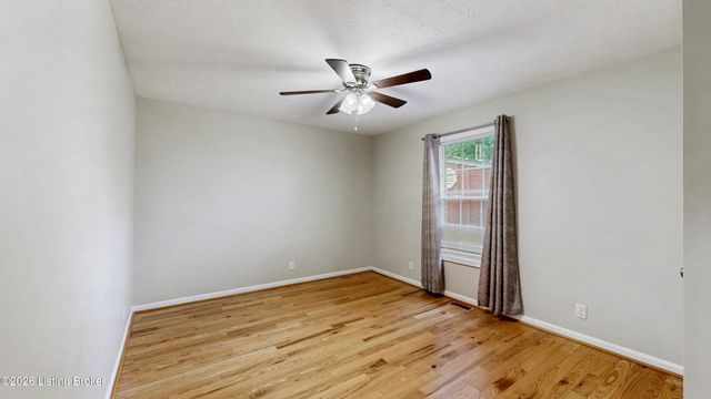 6215 Bay Pine Dr, Louisville, KY 40219