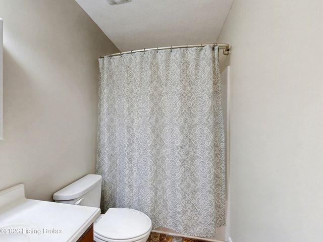 6215 Bay Pine Dr, Louisville, KY 40219